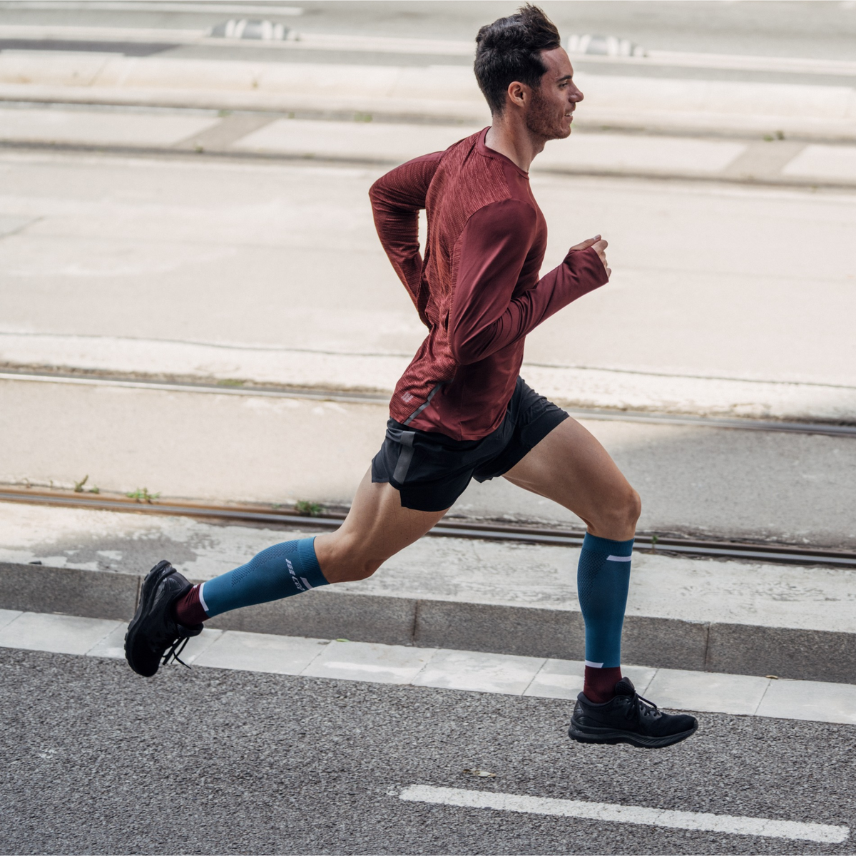 The Run Compression Tall Socks 4.0, Men, Petrol/Dark Red, close-up detail