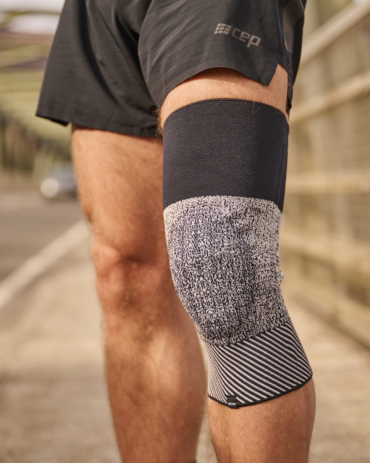 Max Support Knee Sleeve, Multi-Black/White, close-up detail