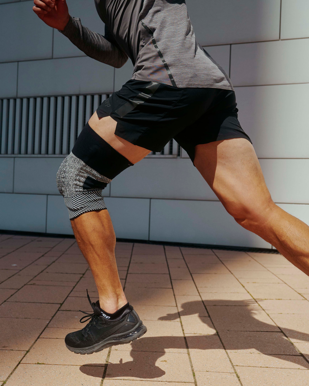 Max Support Knee Sleeve, Multi-Black/White, close-up detail