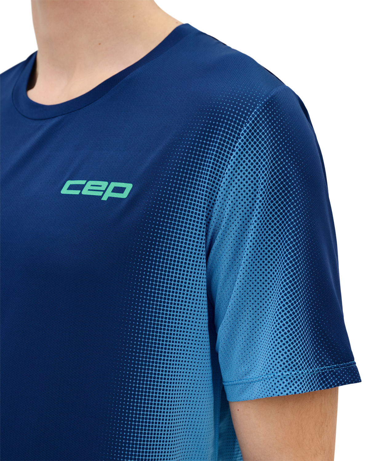 Core Run Short Sleeve Shirt, Men, Dark Blue Fade, close-up detail