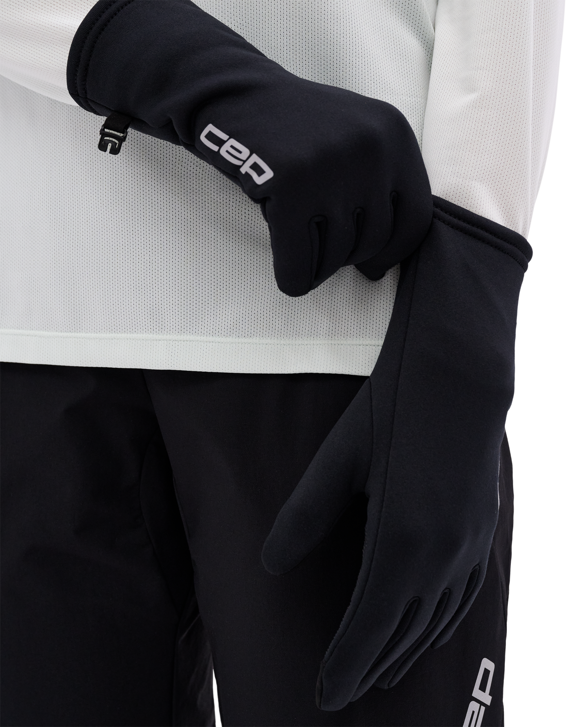 Core Run Thermal Gloves, Black, close-up detail